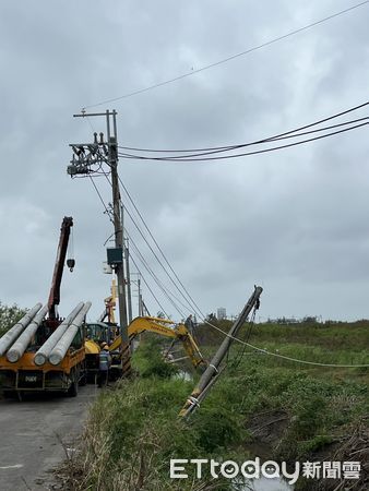 ▲台電工程人員冒雨搶修溪北地區斷裂電桿，盼早日恢復供電。（記者林東良翻攝，下同）
