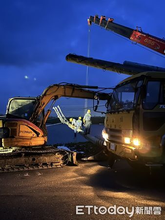 ▲台電工程人員冒雨搶修溪北地區斷裂電桿，盼早日恢復供電。（記者林東良翻攝，下同）