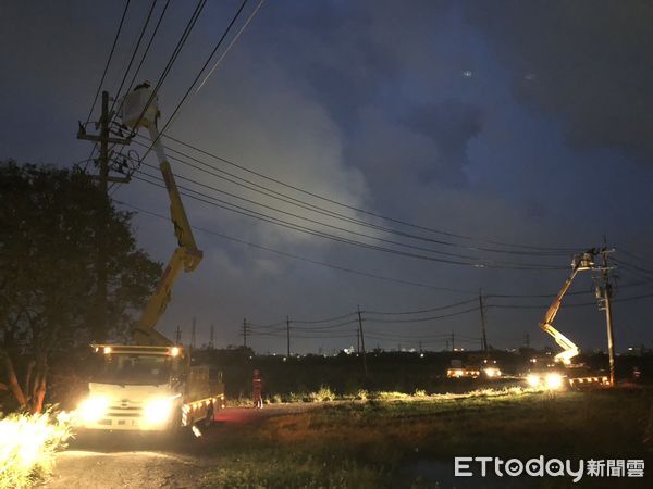 ▲台電工程人員冒雨搶修溪北地區斷裂電桿，盼早日恢復供電。（記者林東良翻攝，下同）