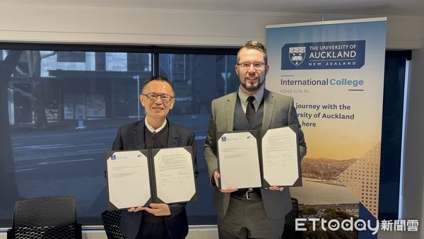 ▲台南市長榮中學與奧克蘭大學國際學院代表於紐西蘭簽署合作協議，攜手打造學生直升百大名校的升學新途徑。（記者林東良翻攝）