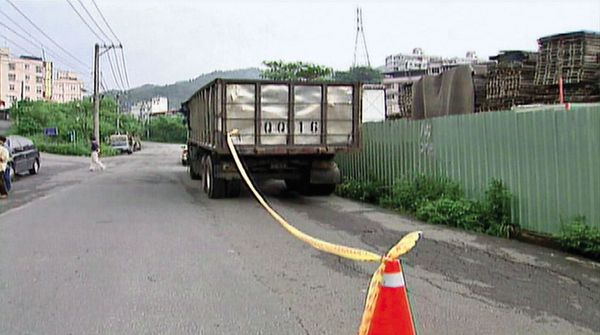 曹男犯案後，將少女遺體棄置在卡車後方的草叢中。（東森新聞提供）