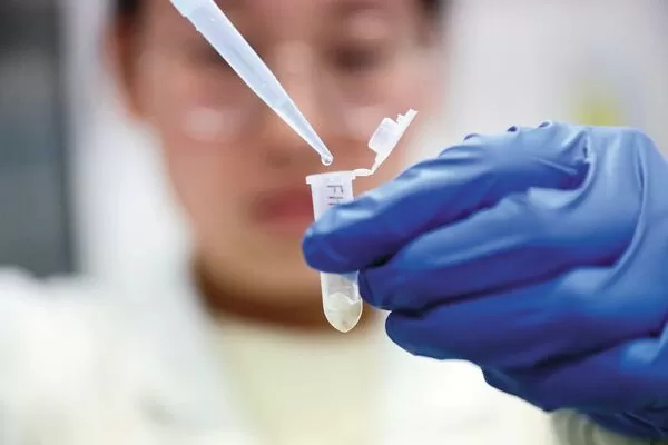 案發10年後，警方靠凶手的DNA檢體，偵破少女姦殺懸案。示意畫面。（東方IC）