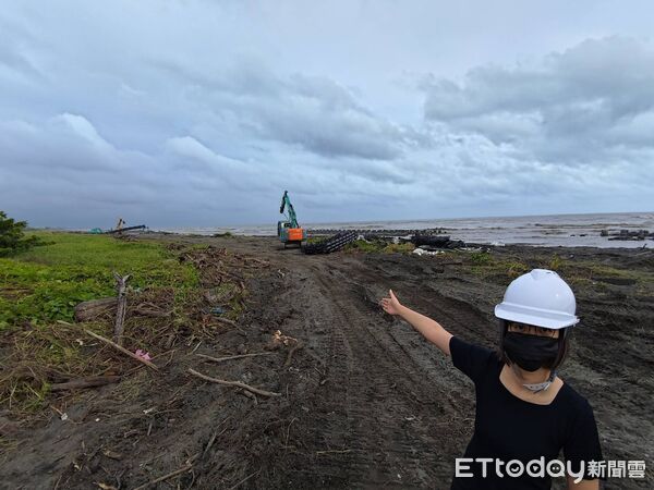 ▲旭東環保科技公司清除佳冬鄉浮台散落物。（圖／旭東環保公司提供）