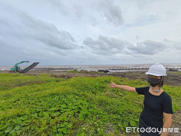 ▲旭東環保科技公司清除佳冬鄉浮台散落物。（圖／旭東環保公司提供）