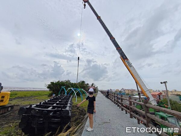 ▲旭東環保科技公司清除佳冬鄉浮台散落物。（圖／旭東環保公司提供）