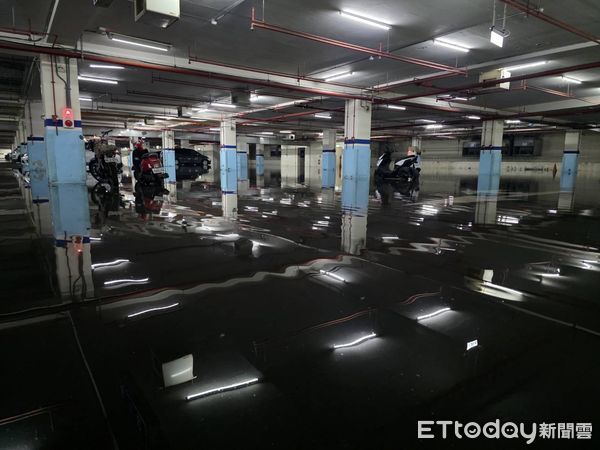 ▲大里運動公園地下停車場淹水。（圖／市議員江和樹提供）