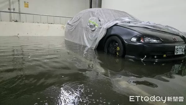 ▲大里運動公園地下停車場淹水。（圖／市議員江和樹提供）