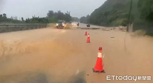 ▲台9線大武至大鳥路段發生土石流。（圖／記者楊晨東翻攝）