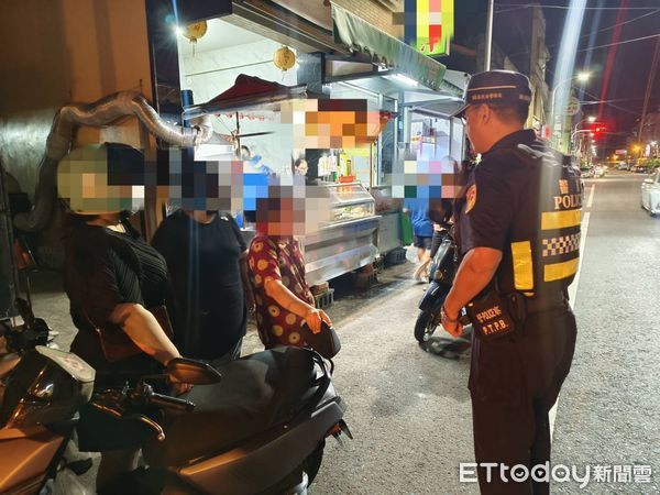 ▲東港警方護送張姓阿嬤平安返家。（圖／記者陳崑福翻攝）