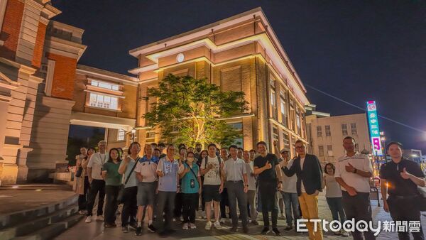 ▲原台南州會、愛國婦人會館、聯州會、合同廳舍、文學館與孔廟街區，夜間點燈後光影流轉，展現府城歷史建築的沉穩氣質。（記者林東良翻攝，下同）