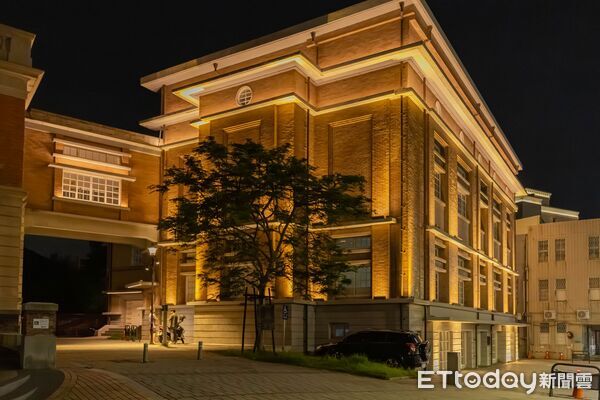 ▲原台南州會、愛國婦人會館、聯州會、合同廳舍、文學館與孔廟街區，夜間點燈後光影流轉，展現府城歷史建築的沉穩氣質。（記者林東良翻攝，下同）