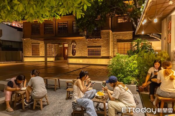 ▲原台南州會、愛國婦人會館、聯州會、合同廳舍、文學館與孔廟街區，夜間點燈後光影流轉，展現府城歷史建築的沉穩氣質。（記者林東良翻攝，下同）