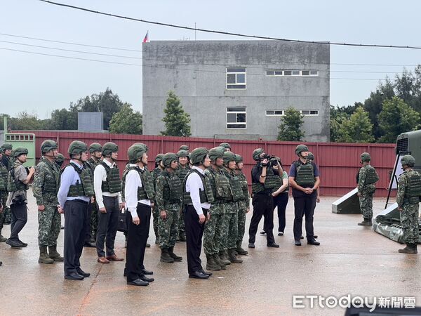 ▲陸軍向賴清德說明M1A2T戰車性能。（圖／記者蘇晏男攝）