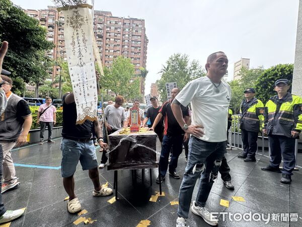 ▲▼不滿強制加裝駕駛識別新制不暫緩，遊覽車駕駛工會怒抬棺衝交通部。（圖／記者李姿慧攝）