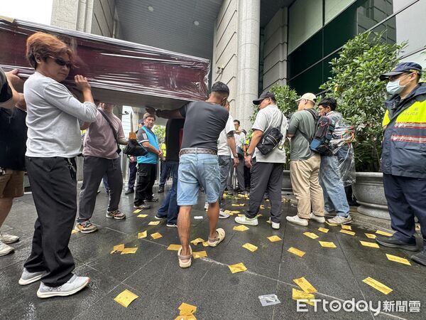 ▲▼不滿強制加裝駕駛識別新制不暫緩，遊覽車駕駛工會怒抬棺衝交通部。（圖／記者李姿慧攝）