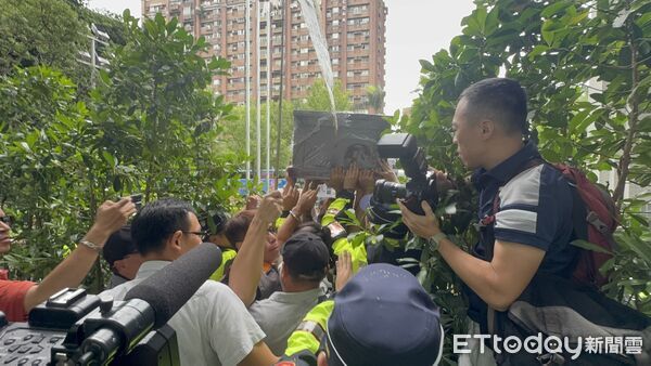▲▼不滿強制加裝駕駛識別新制不暫緩，遊覽車駕駛工會怒抬棺衝交通部。（圖／記者李姿慧攝）