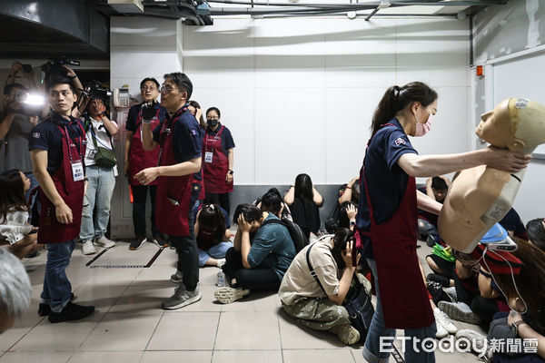 ▲「國家團結月」防空疏散避難模擬演練。（圖／記者林敬旻攝）