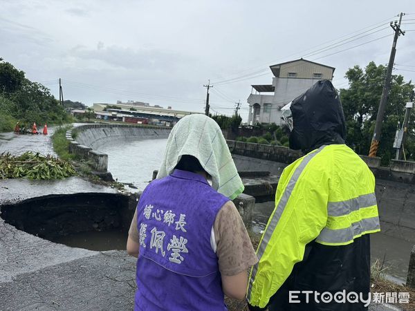 ▲▼彰化一輛小貨車閃避不及，栽進2公尺大的天坑。（圖／民眾提供，下同）
