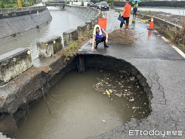▲▼彰化一輛小貨車閃避不及，栽進2公尺大的天坑。（圖／民眾提供，下同）
