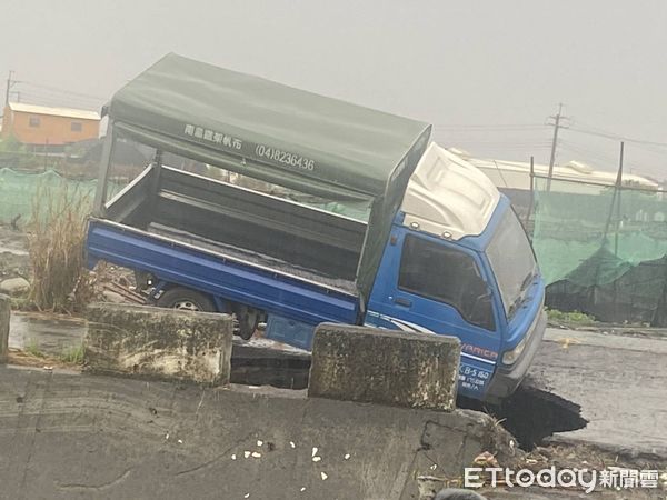 ▲▼彰化一輛小貨車閃避不及，栽進2公尺大的天坑。（圖／民眾提供，下同）