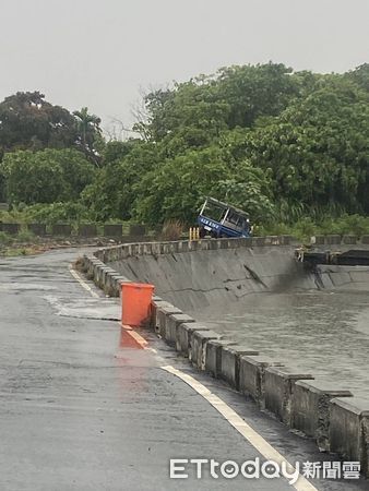 ▲▼彰化一輛小貨車閃避不及，栽進2公尺大的天坑。（圖／民眾提供，下同）