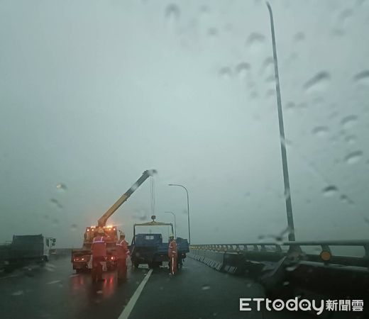 ▲國道3號北向南投中興路段於8日發生自撞車禍。（圖／記者高堂堯翻攝）