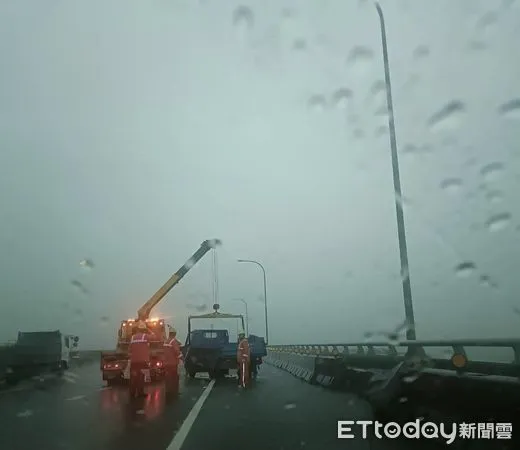 ▲國道3號北向南投中興路段於8日發生自撞車禍。（圖／記者高堂堯翻攝）