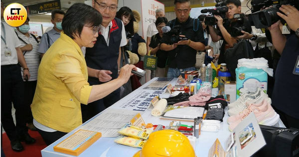 內政部近來針對防災動作頻頻，7月初內政部長劉世芳跟行政院長卓榮泰出席防空避難體驗特展。（圖／黃鵬杰攝）