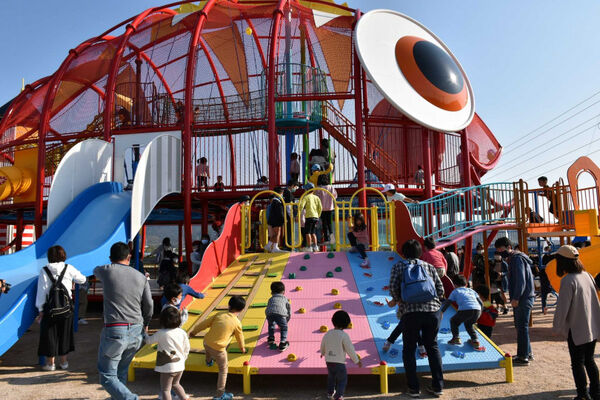 日本山口縣茂原公園的魚型遊樂設施，災難發生時可在下面架設帳棚成為避難所。（圖／翻攝自防府市臉書）