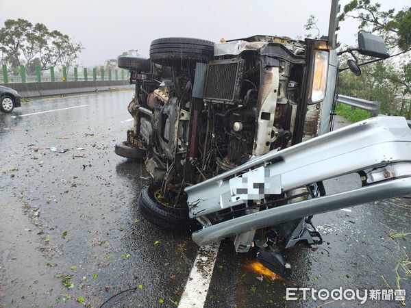 ▲嘉義某國中棒球隊車輛國道側翻。（圖／記者翁伊森翻攝）