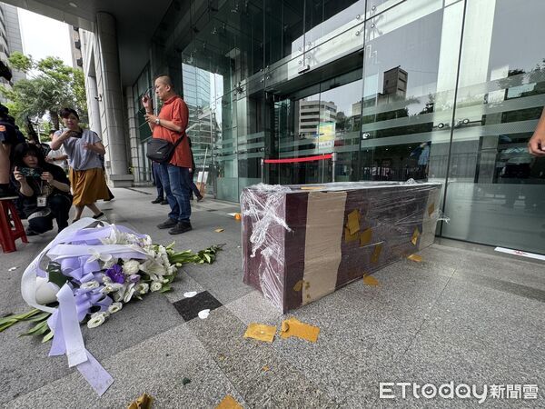 ▲▼新北市遊覽車駕駛員職業工會丟棺材、花籃抗議。（圖／記者李姿慧攝）