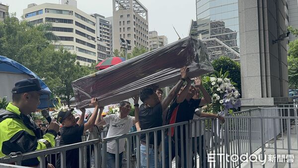 ▲▼新北市遊覽車駕駛員職業工會丟棺材、花籃抗議。（圖／記者李姿慧攝）