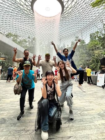 ▲▼黃鐙輝、籃籃、林俊逸、啦啦隊女孩若潼、台語顧問陳豐惠前往新加坡。（圖／公視台語台提供）