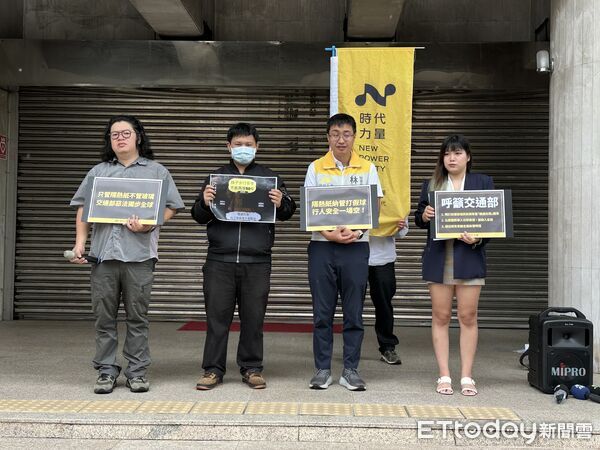 ▲▼時代力量與路權團體今召開記者會批評「隔熱紙納管打假球」。（圖／記者李姿慧攝）