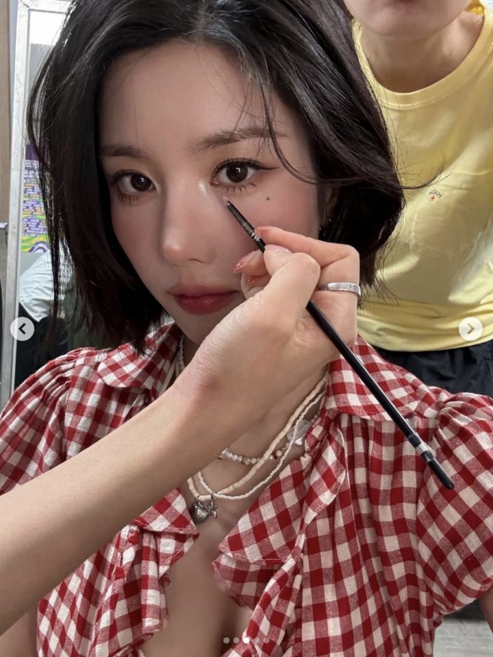 權恩妃,水彈女王,Waterbomb,IZ*ONE,LAURA MERCIER,DIOR,OFRA,彩妝,唇膏,TONYMOLY,腮紅,定妝噴霧。圖／ayyounging IG、YouTube）