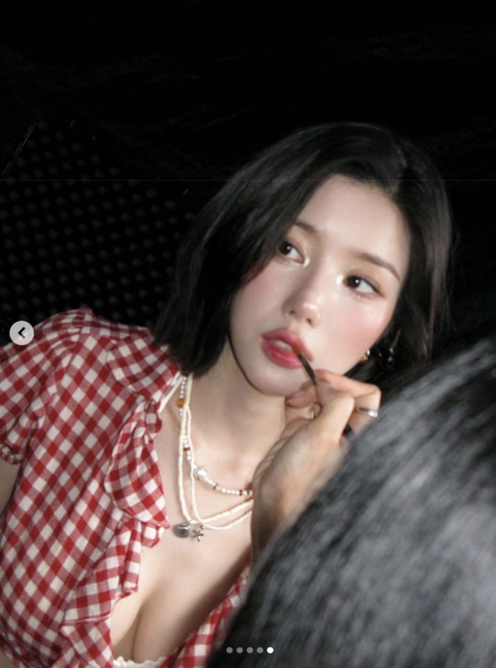 權恩妃,水彈女王,Waterbomb,IZ*ONE,LAURA MERCIER,DIOR,OFRA,彩妝,唇膏,TONYMOLY,腮紅,定妝噴霧。圖／ayyounging IG、YouTube）