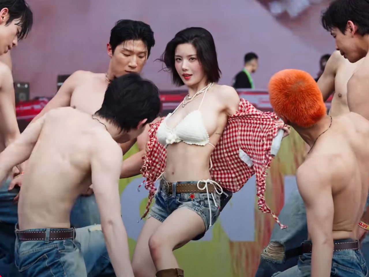 權恩妃,水彈女王,Waterbomb,IZ*ONE,LAURA MERCIER,DIOR,OFRA,彩妝,唇膏,TONYMOLY,腮紅,定妝噴霧。圖／ayyounging IG、YouTube）
