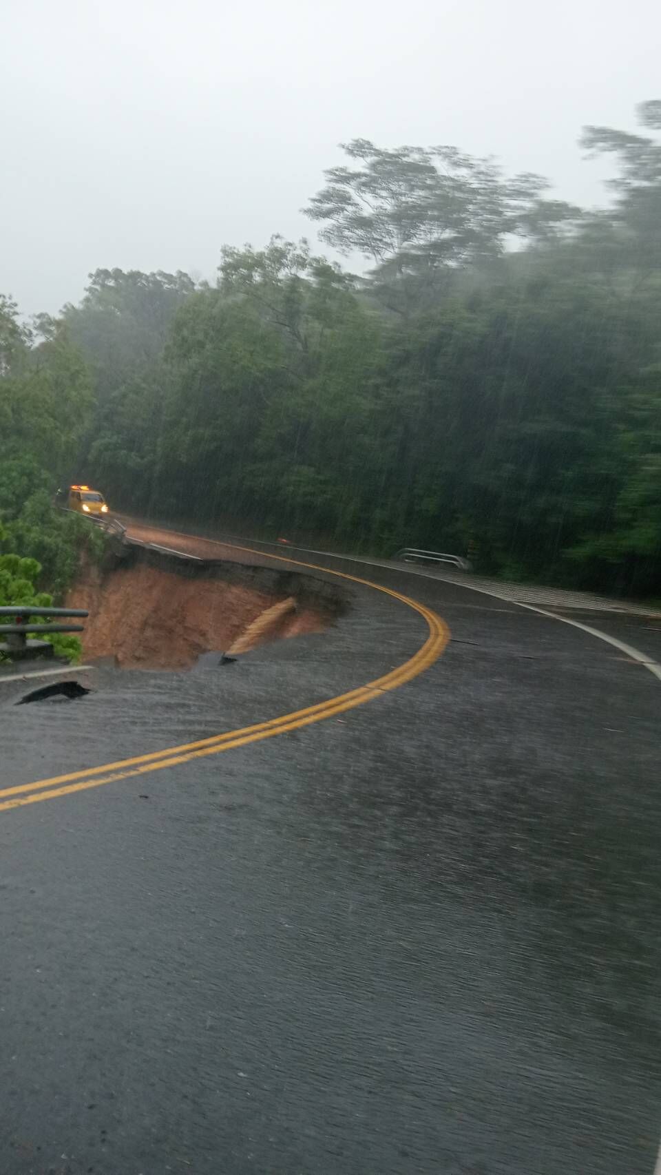 ▲▼台9戊線2.9k路基流失。（圖／公路局提供）