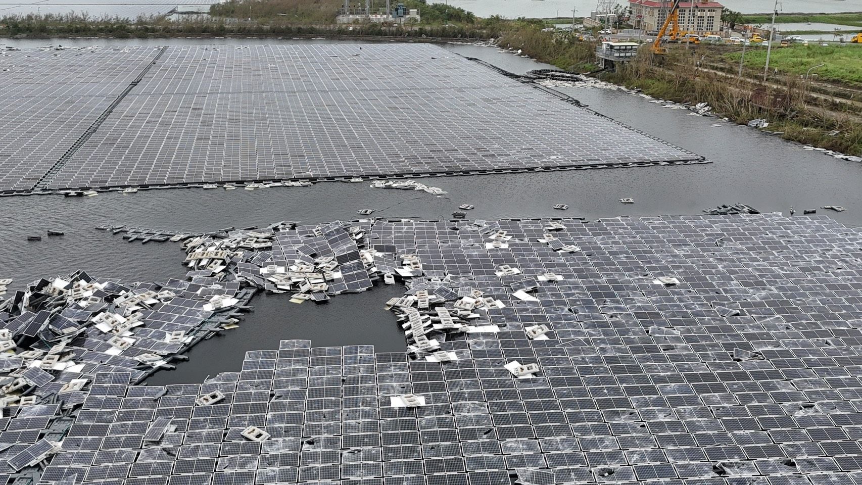 ▲▼             嘉義布袋新塭、義竹東後寮滯洪池的數百面水面型太陽能光電板破損。（圖／攝影中心攝，下同）
