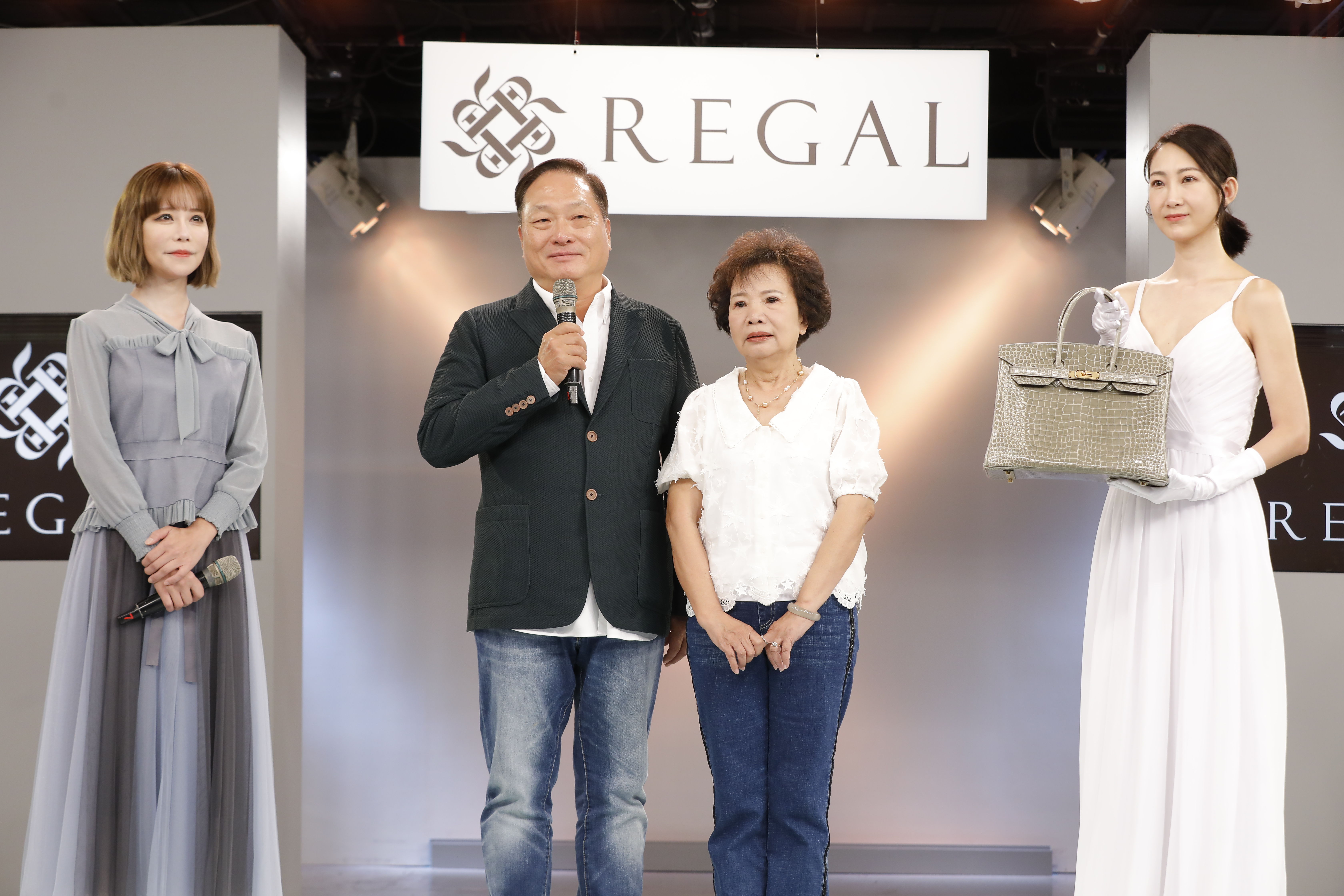 ▲▼東森 REGAL CLUB & SPA開幕消費抽愛馬仕限量柏金包活動，由來自雲林的許女士成為萬中選一的幸運中獎兒。東森集團總裁王令麟今日親自將限量柏金包交到許女士手上。（圖／記者湯興漢攝）