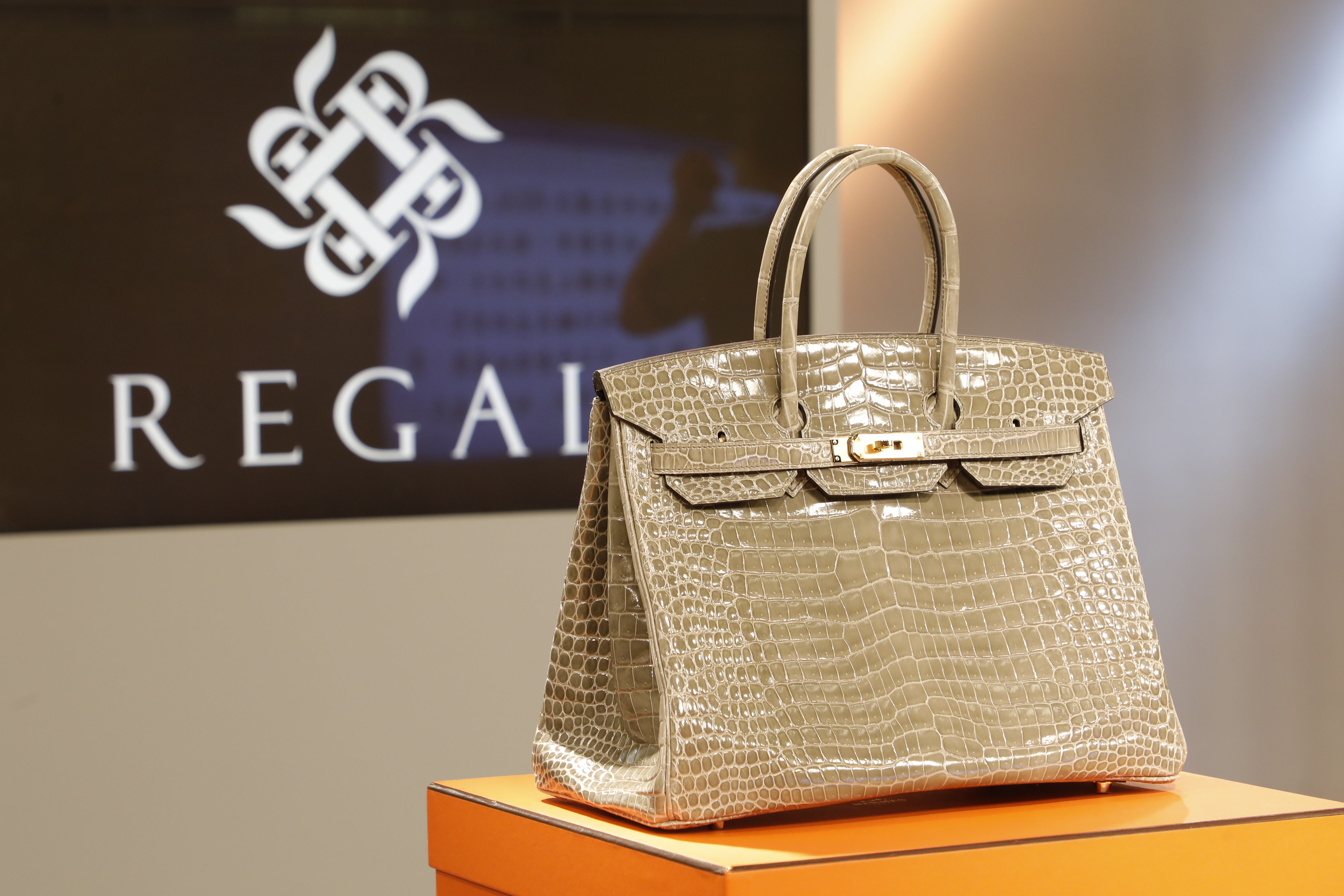 ▲▼東森 REGAL CLUB & SPA開幕消費抽愛馬仕限量柏金包活動，由來自雲林的許女士成為萬中選一的幸運中獎兒。東森集團總裁王令麟今日親自將限量柏金包交到許女士手上。（圖／記者湯興漢攝）