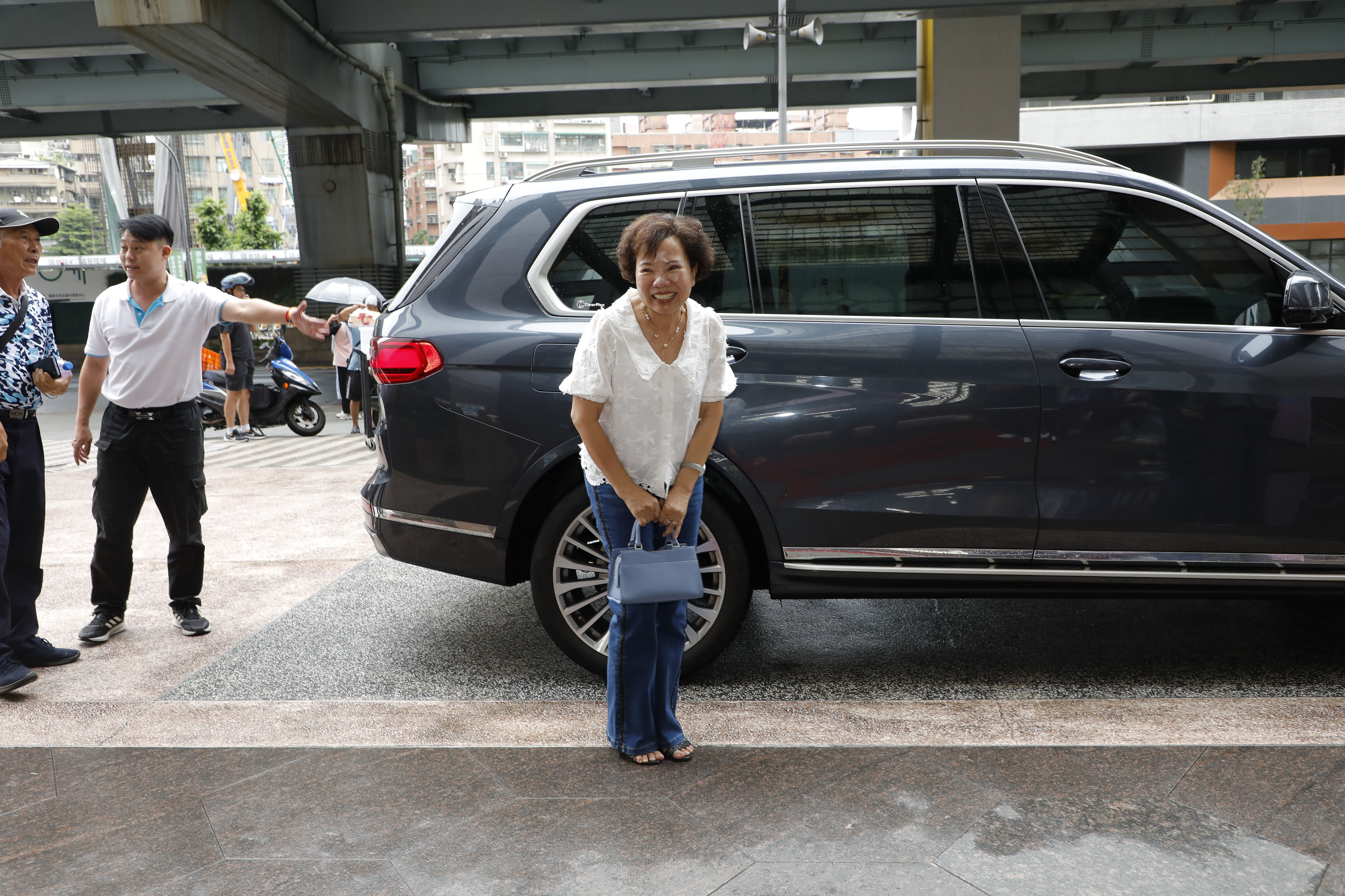 ▲▼東森 REGAL CLUB & SPA開幕消費抽愛馬仕限量柏金包活動，由來自雲林的許女士成為萬中選一的幸運中獎兒。東森集團總裁王令麟今日親自將限量柏金包交到許女士手上。（圖／記者湯興漢攝）