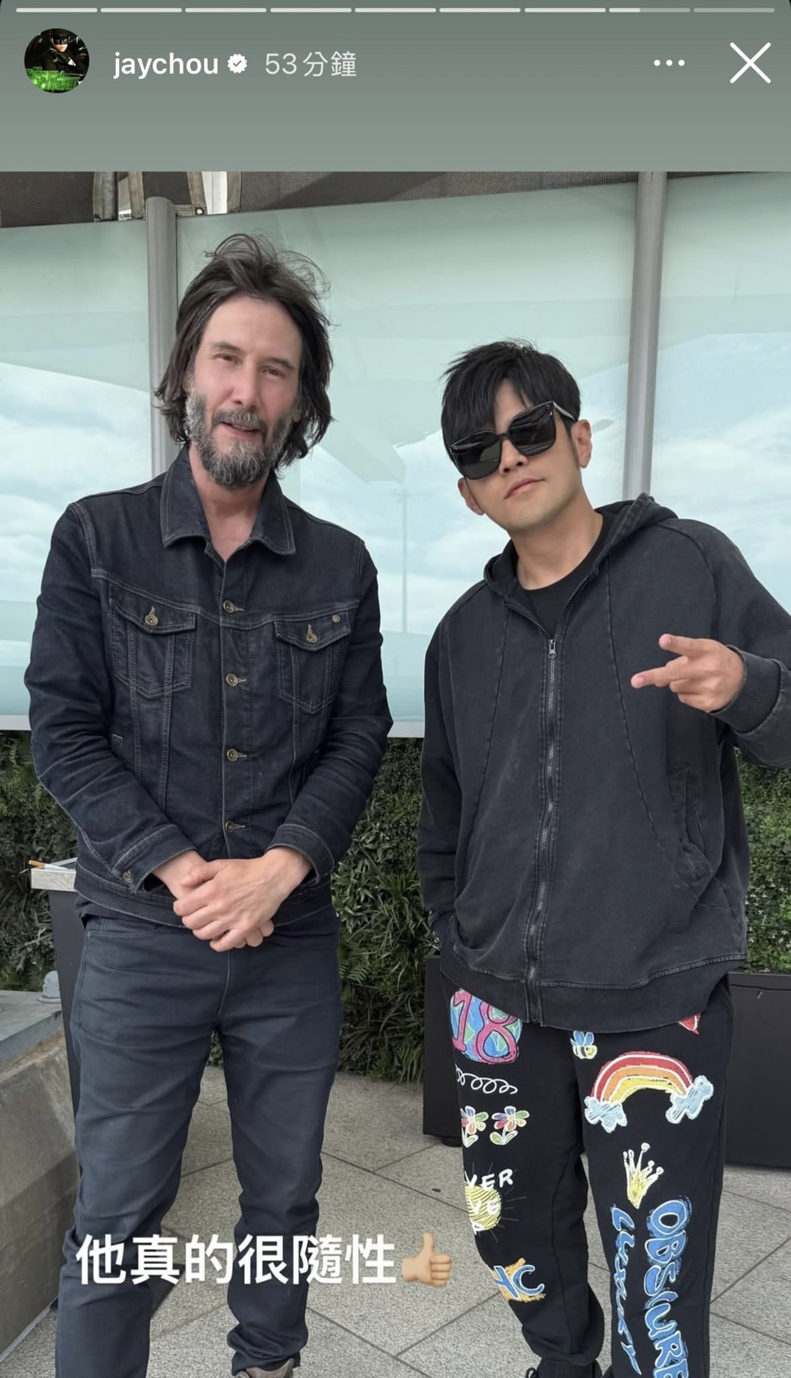 周杰倫和基努李維合照，大讚對方很隨興。（翻攝周杰倫IG）