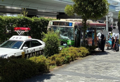 東京公車撞拖車「12乘客受傷」！擋風玻璃全碎　畫面曝