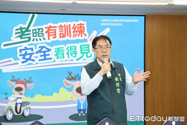 ▲台南市政府推出暑假機車駕訓快考專班，市長黃偉哲（中）力挺安全駕駛教育，並贈送精美安全帽。（記者林東良翻攝，下同）