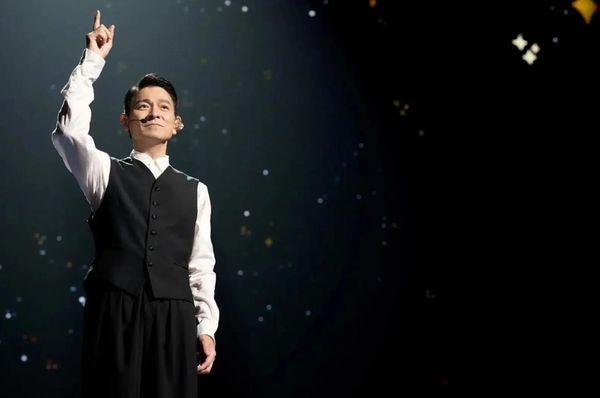 與朱麗蒨交往24年後才在賭城註冊結婚，隔年才曝光人夫身分，劉德華為瞞婚向粉絲道歉，但也一度因此人氣狂跌。（翻攝映藝娛樂臉書）