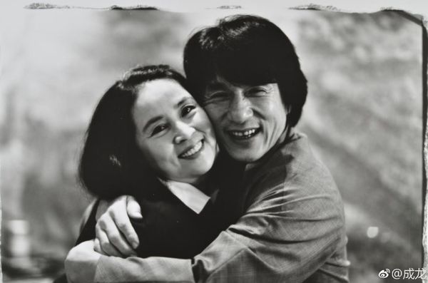 林鳳嬌隱身成龍身後多年，要不是成龍義父去世，她與房祖名列名訃聞，還不知何時才能得到名分。（翻攝自成龍微博）