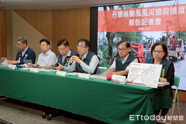 ▲麻豆區農民災後清理文旦落果，台南市農業局同步啟動集中清運與費用補助。（記者林東良翻攝，下同）