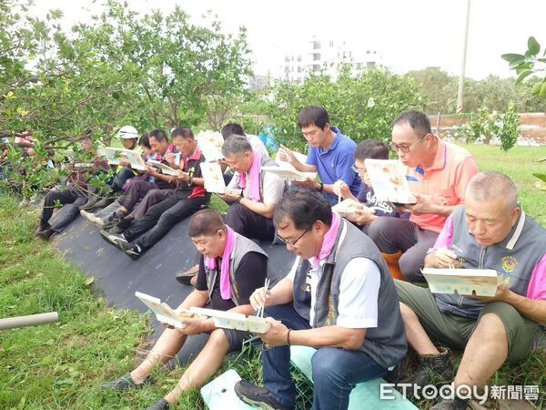 ▲宋俊明大隊長帶著夥伴到麻豆協助農民            。（圖／記者吳奕靖翻攝）