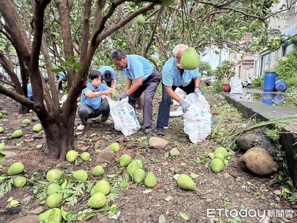 ▲宋俊明大隊長帶著夥伴到麻豆協助農民            。（圖／記者吳奕靖翻攝）